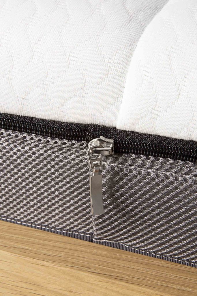 Une vue rapprochée d’une fermeture éclair sur un Matelas ethnicraft Infinity.