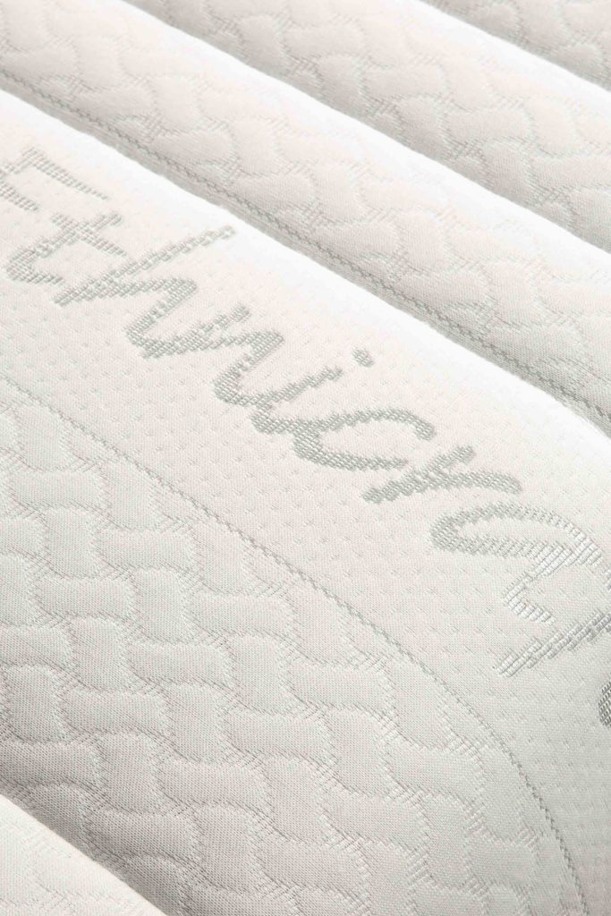 Un gros plan d'un Matelas ethnicraft Infinity avec le mot "Matelas ethnicraft Infinity" écrit dessus.