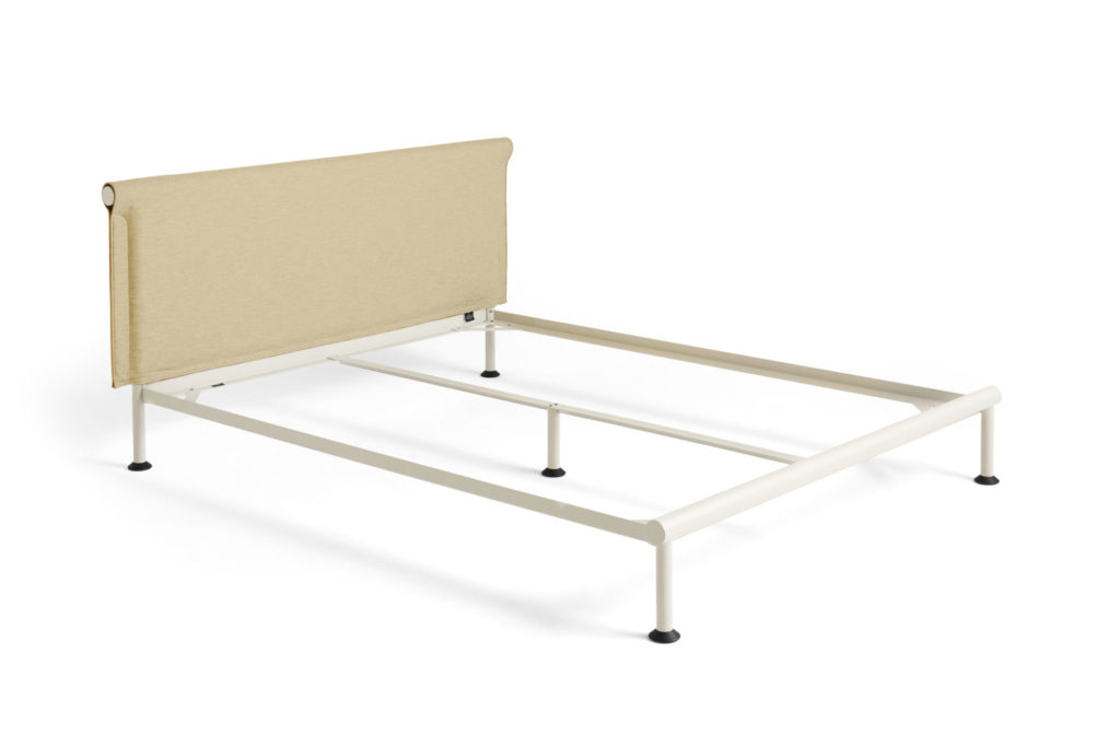 Un cadre de lit lit double Tamoto avec une tête de lit rembourrée beige.