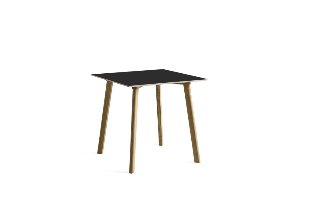 Une Table carrée CPH Deux 210 avec un plateau noir et des pieds en bois.