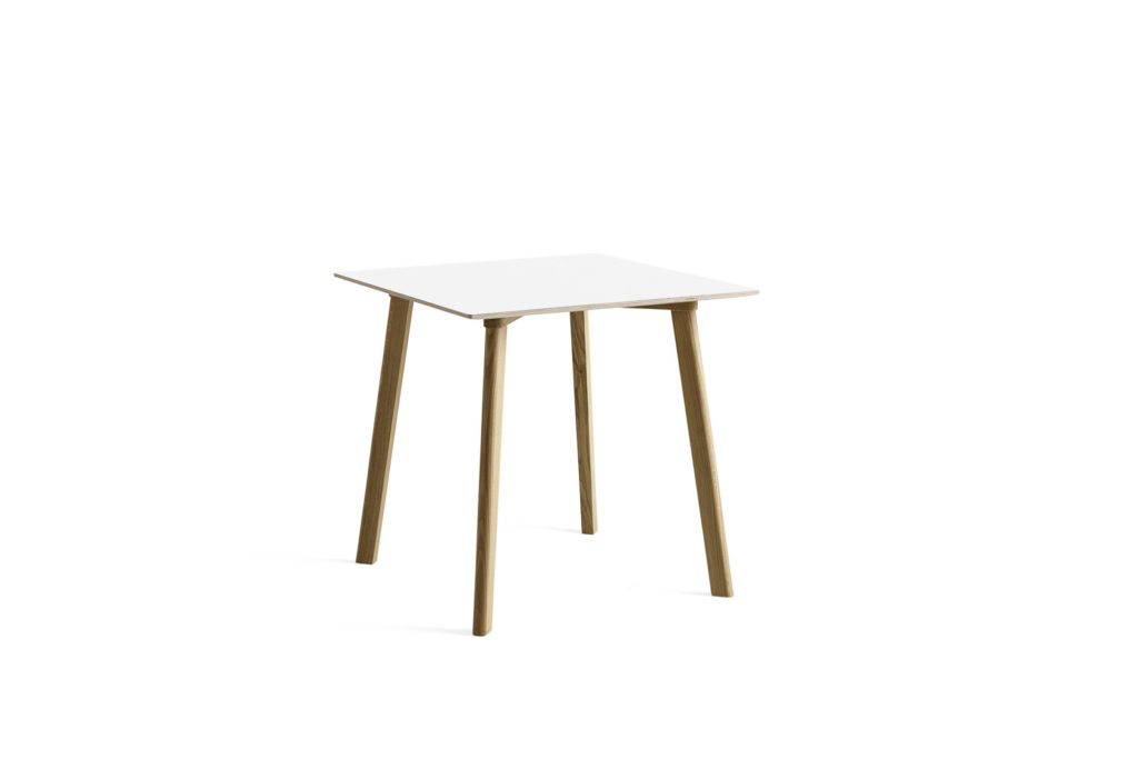 Une Table carrée CPH Deux 210, table 75 x 75 cm mesurant 75 x 75 cm, dotée de pieds en bois, posée sur un fond blanc.