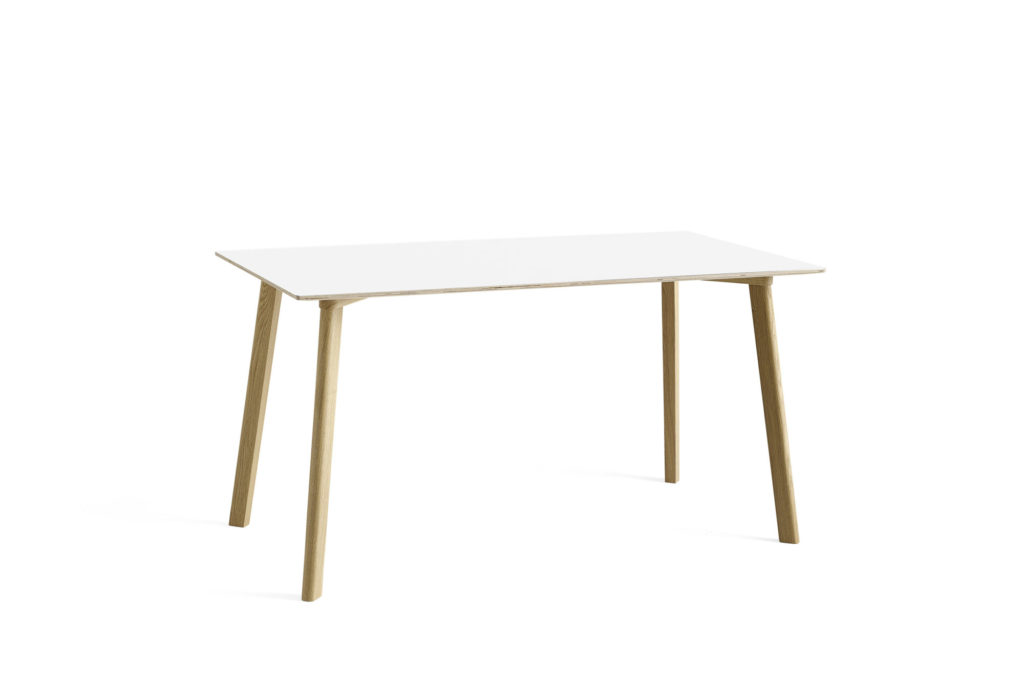 Une Table carrée CPH Deux 210 avec pieds en bois sur fond blanc.
