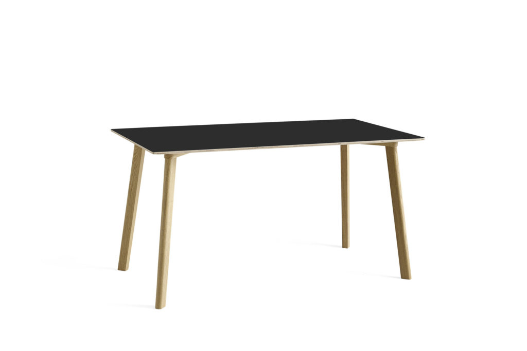 Une Table carrée CPH Deux 210 avec pieds en bois, mesurant 75 x 75 cm.