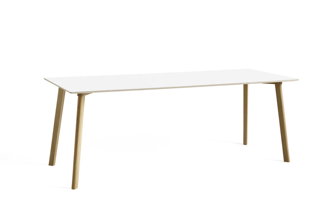 Une Table carrée CPH Deux 210, 75 x 75 cm avec pieds dorés sur fond blanc.