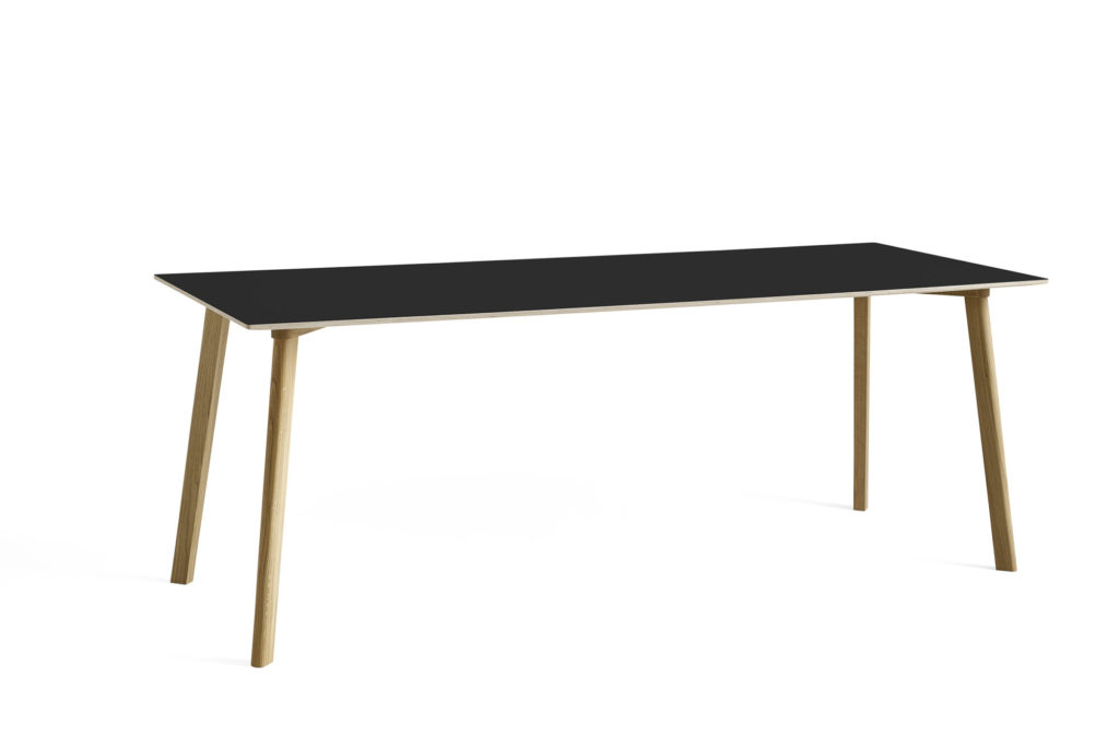 Une Table carrée CPH Deux 210, 75 x 75 cm avec des pieds dorés et un plateau noir.