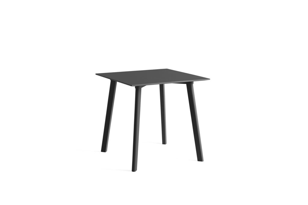 Une Table carrée CPH Deux 210, 75 x 75 cm avec pieds noirs sur fond blanc.
