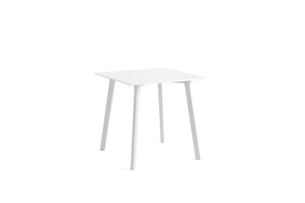 Une Table carrée CPH Deux 210 blanche, 75 x 75 cm sur fond blanc.