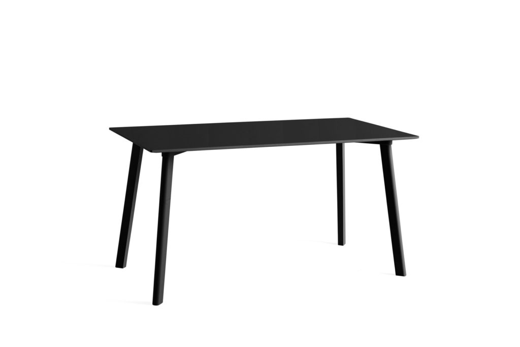 Une Table carrée CPH Deux 210 noire, 75 x 75 cm sur fond blanc.