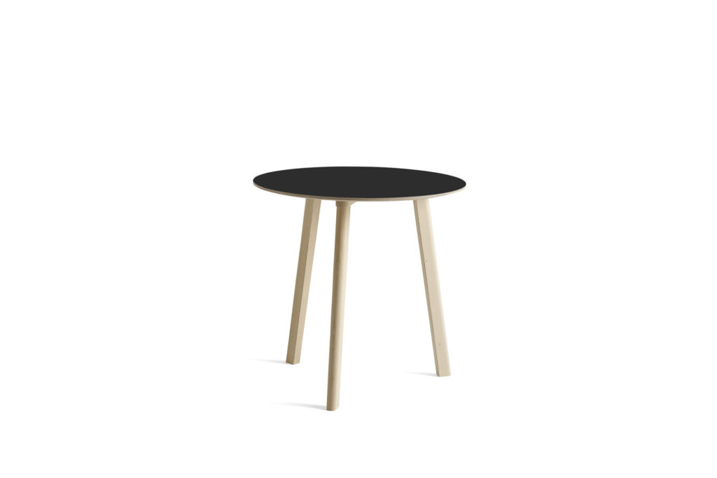 Une Table ronde CPH Deux 220, diam 75 cm avec un plateau noir et des pieds en bois, faisant partie de la collection CPH Deux 220.