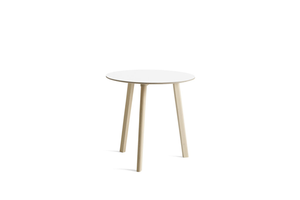 Une Table ronde CPH Deux 220 blanche avec pieds en bois sur fond blanc mesurant un diamètre de 75 cm.