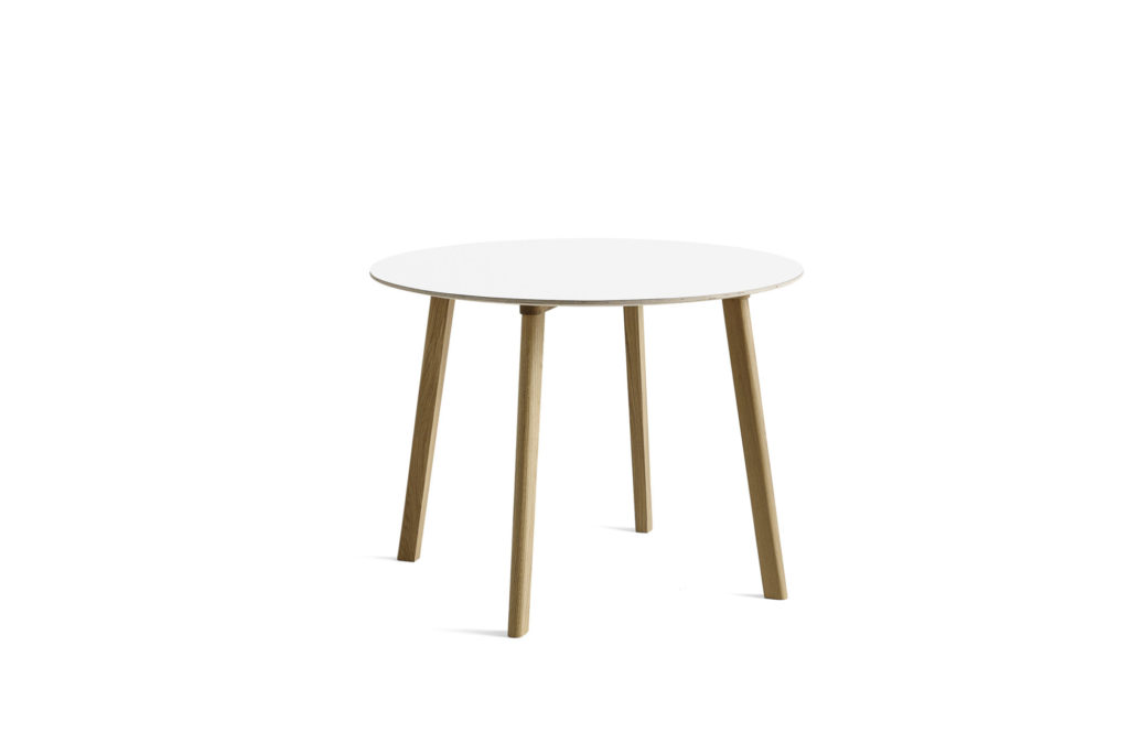 Une Table ronde CPH Deux 220, diam 75 cm avec pieds en bois sur fond blanc.