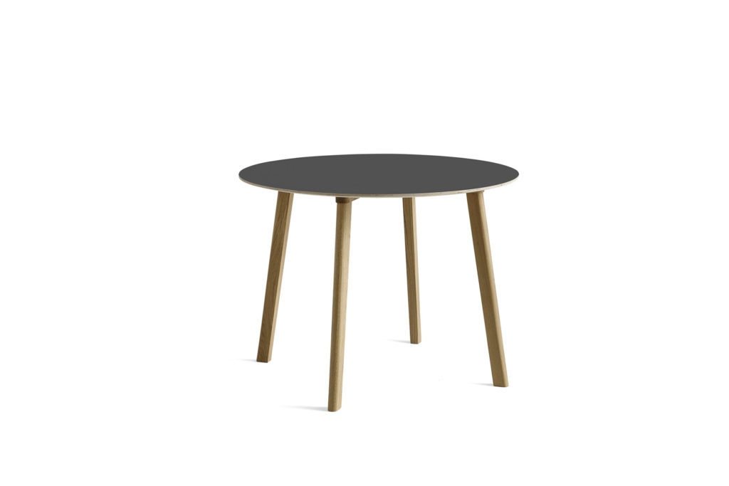 Une Table ronde CPH Deux 220, diam 75 cm avec un plateau noir.