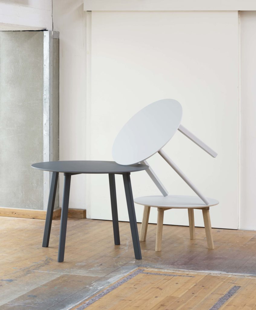 Une Table ronde CPH Deux 220, diam 75 cm avec un plateau circulaire et deux pieds.