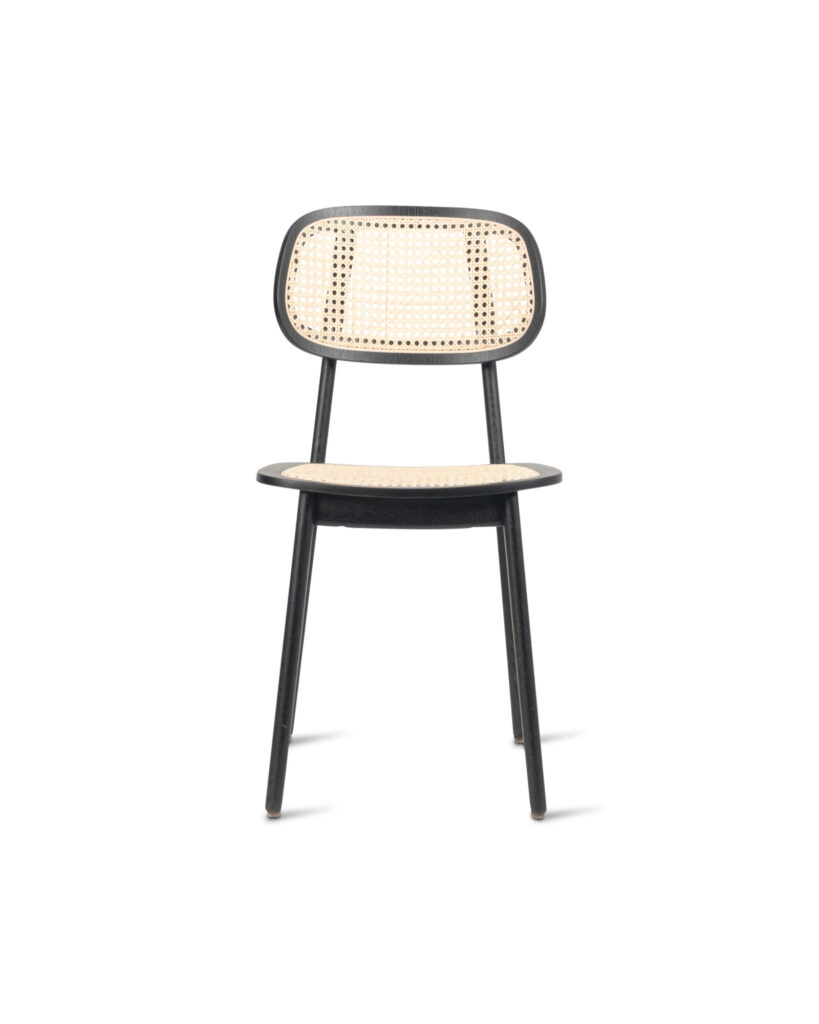 Présentation de la Chaise Titus, dotée d'un cadre noir élégant et d'un siège et d'un dossier en rotin naturel, mettant en valeur un savoir-faire impeccable vu de face.