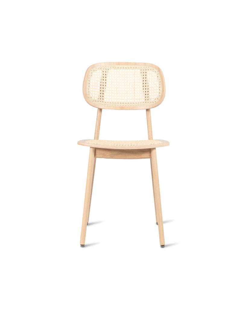 La Chaise Titus est une chaise en bois fabriquée à partir de chêne naturel, présentant un dossier et une assise en cannage en rotin tressé, complétés par quatre pieds élégamment fuselés.