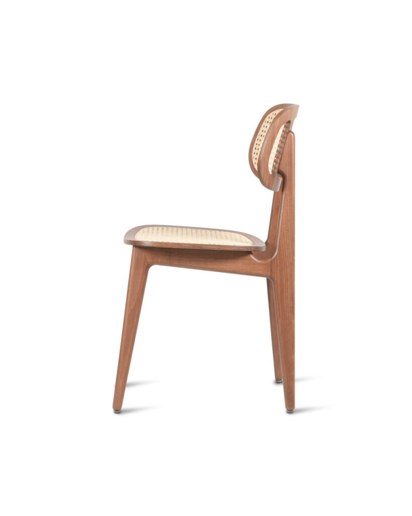 La Chaise Titus est une chaise en bois élégante avec un dossier et une assise tissés, présentée de côté sur un fond blanc épuré.