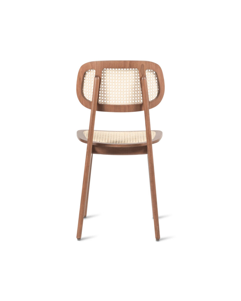 La chaise Titus est dotée d'un cadre en bois chic avec un dossier et un siège en rotin tressé, offrant une vue élégante de l'arrière.