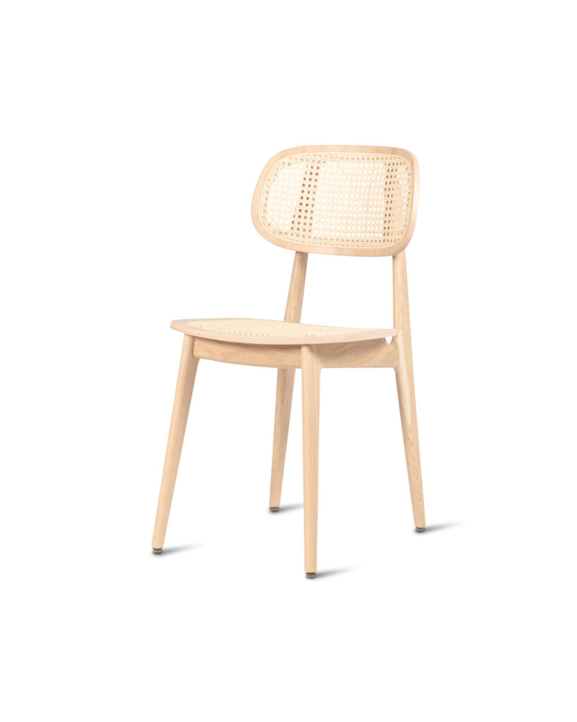 La chaise Titus est dotée d'un charmant dossier et d'une assise tissés, élégamment soutenus par quatre pieds en bois fuselés.