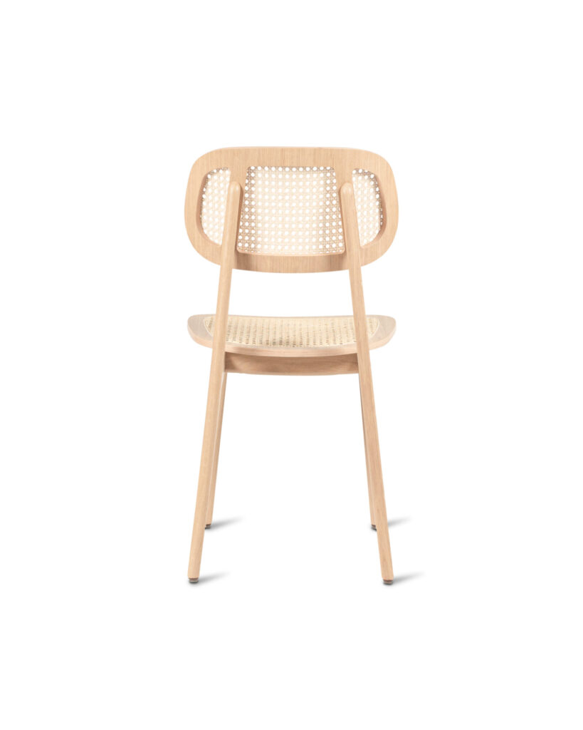 La Chaise Titus est dotée d'une structure en bois avec un dossier et une assise en rotin tressé, élégamment présentés de face.