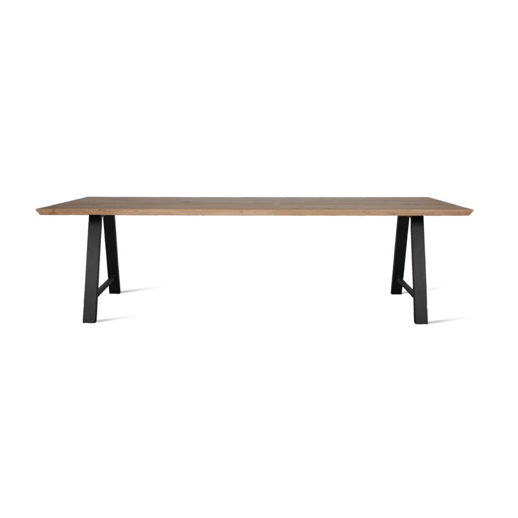 La table rectangulaire d'Albert présente des pieds noirs et un plateau en bois.
