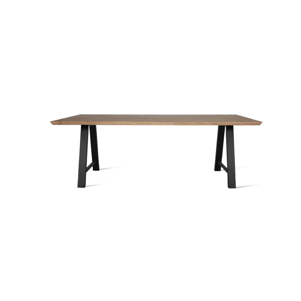 La table Albert a des pieds noirs et un plateau en bois.