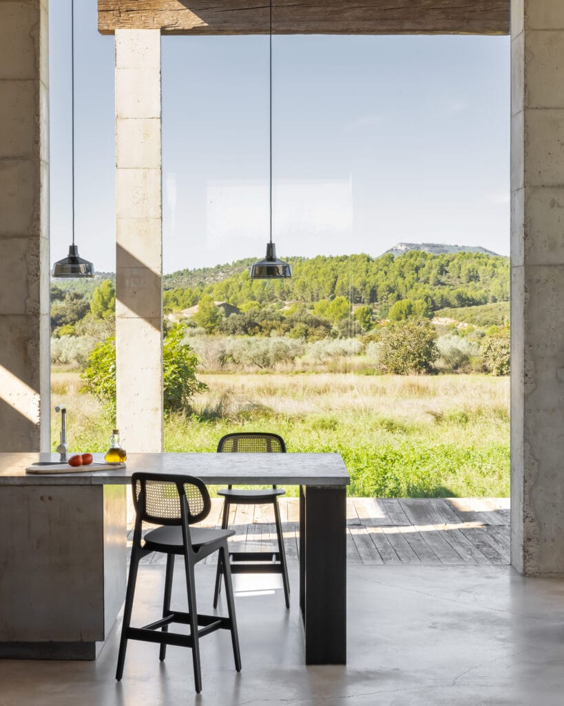 Une cuisine Titus avec vue sur la campagne.