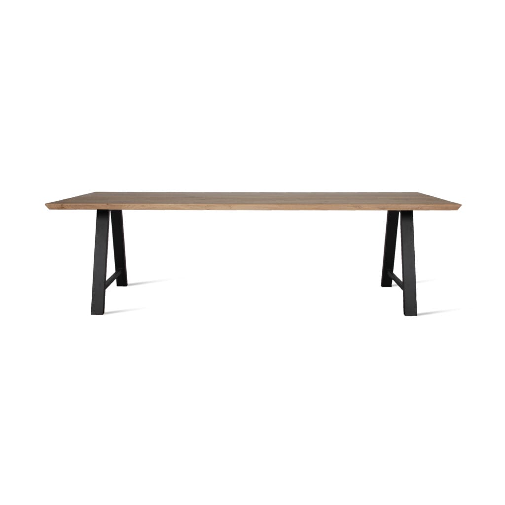 Table Albert avec pieds noirs et plateau en bois.