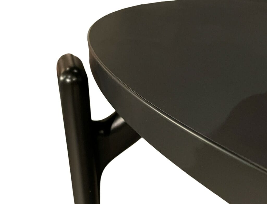 Un gros plan d'une Expo - Table Rey, table d'appoint noire.