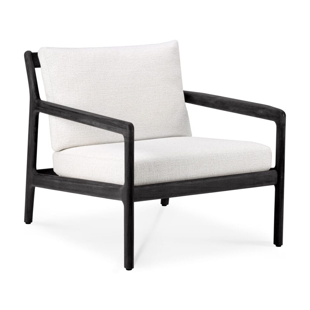 Une chaise longue noire et blanche avec un coussin blanc.