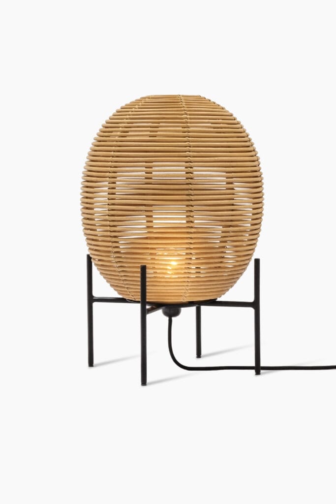 Une Lampe Sari en bois sur un pied noir.