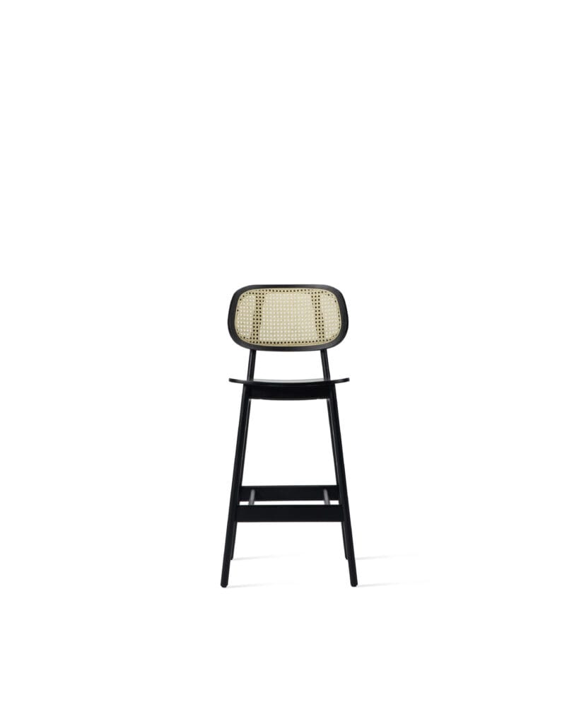 Un tabouret noir avec une assise beige nommé Tabouret haut.