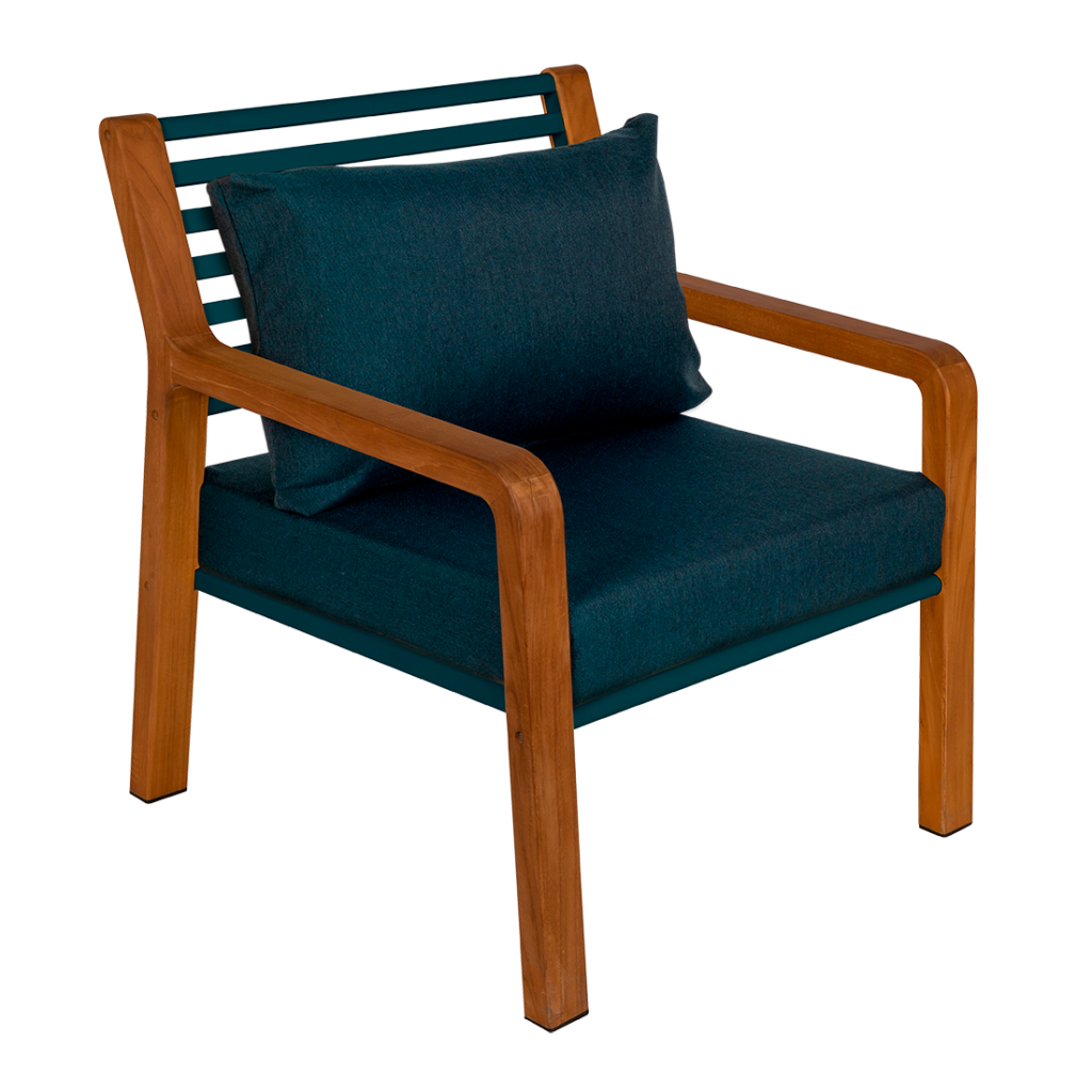 Fauteuil avec coussins et oreillers bleu sarcelle foncé, sur fond gris rayé.