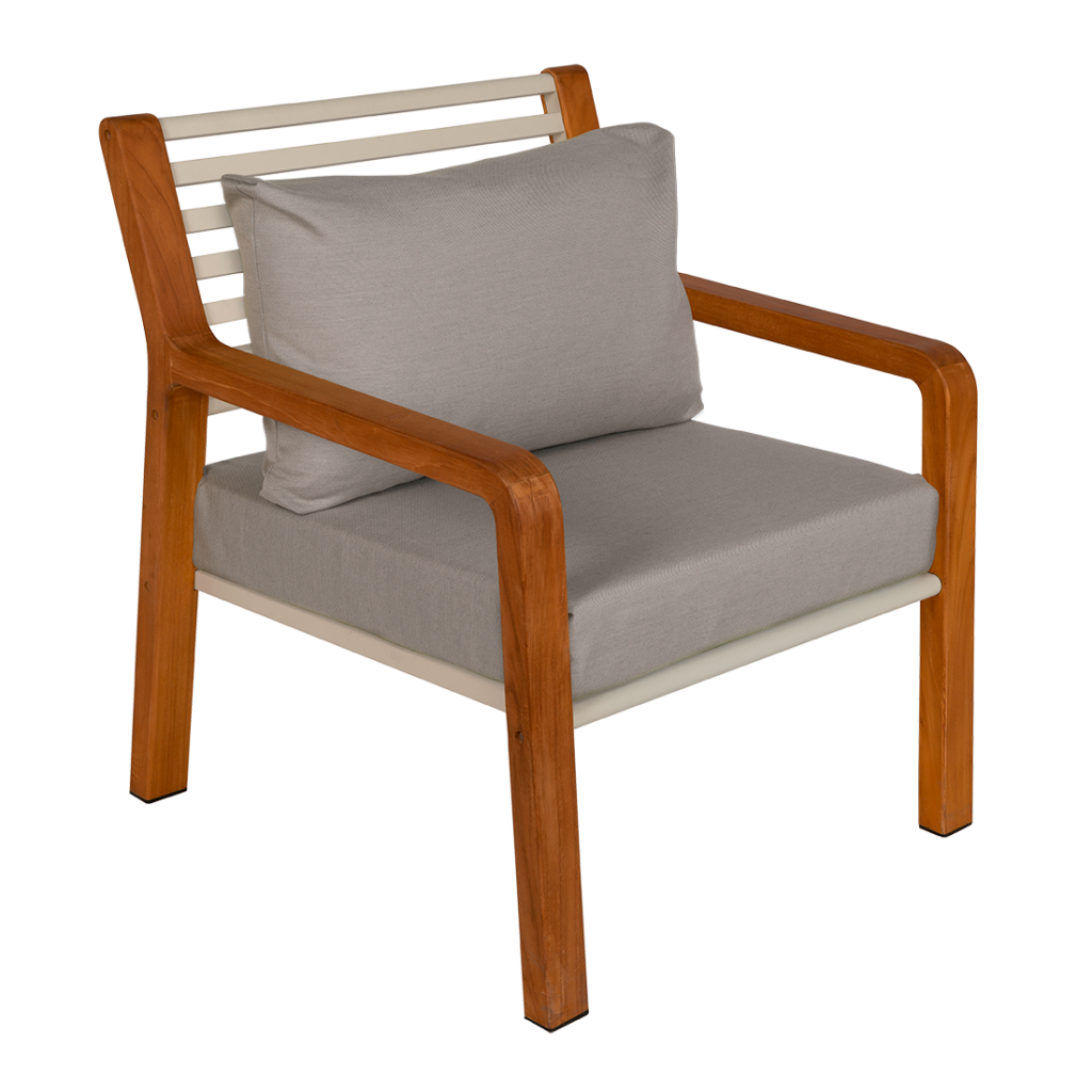 Fauteuil en bois avec coussins beiges et oreiller gris, isolé sur fond rayé.