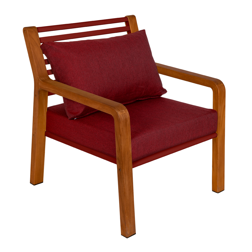 Une chaise Somerset moderne avec une structure en bois robuste et des coussins rembourrés rouge piment.