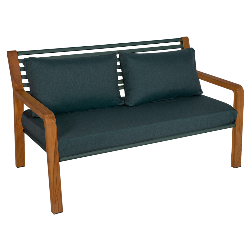 Banc moderne en bois avec coussins et accoudoirs verts, sur fond rayé dans le Somerset.