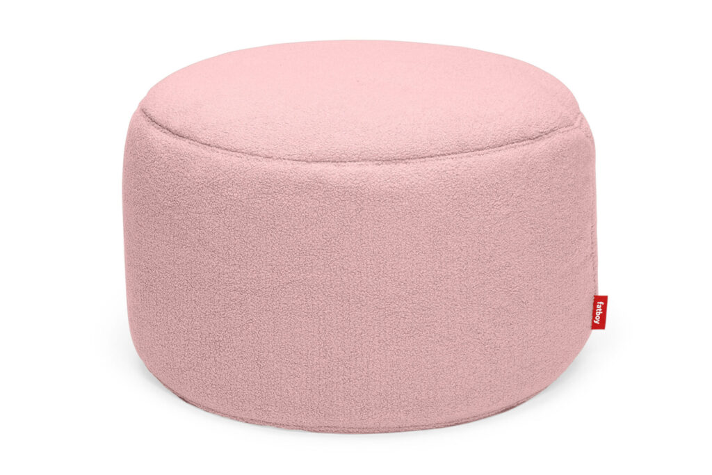 Le Pouf Point Large Sherpa est un pouf rond en tissu rose pâle avec une texture douce et une petite étiquette rouge sur le côté - idéal pour ajouter un style douillet à n'importe quel espace.