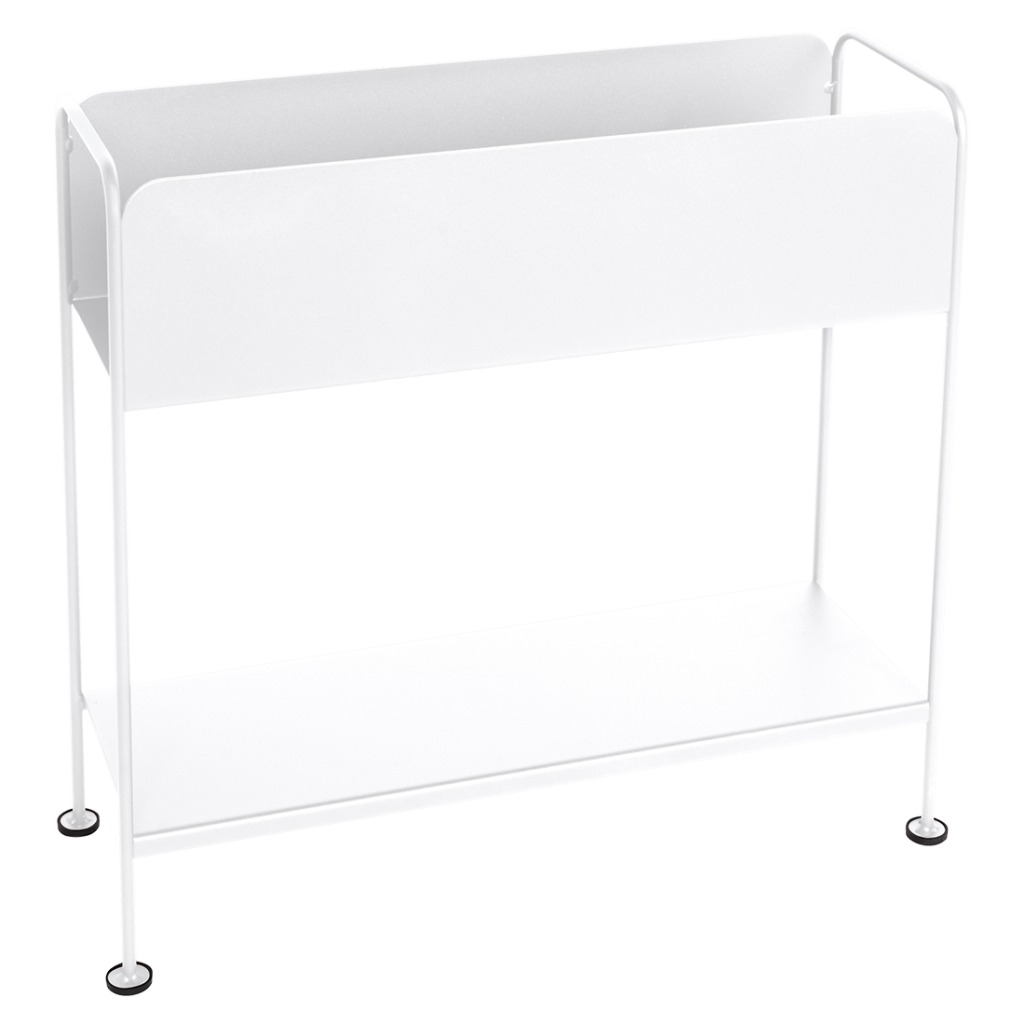 Une étagère blanche avec deux tablettes, parfaite pour exposer vos objets de décoration préférés ou ranger vos affaires essentielles.