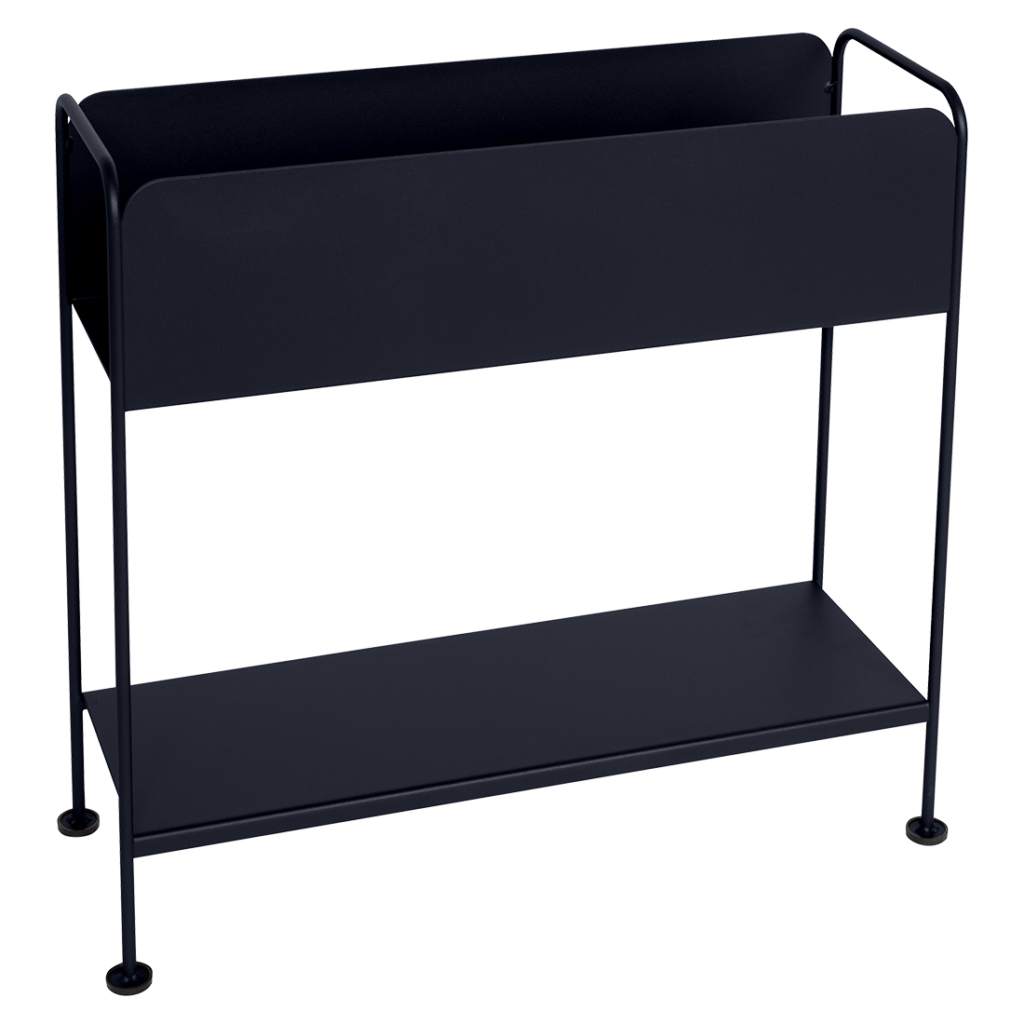 Un cache-pot en métal noir à deux étagères.