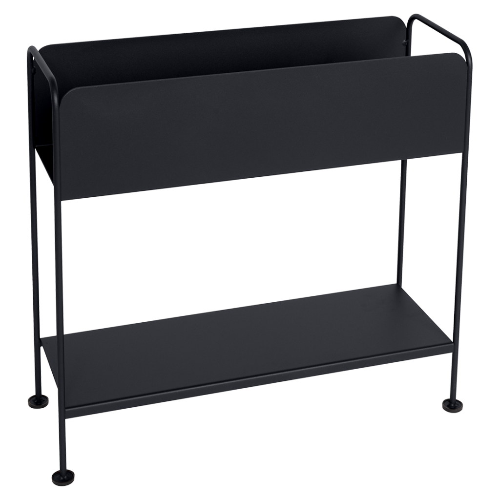 Une étagère en métal noir composée de deux étagères.