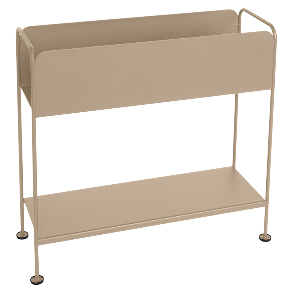 Une étagère en métal beige composée de deux tablettes, parfaite pour exposer vos cache-pots préférés.