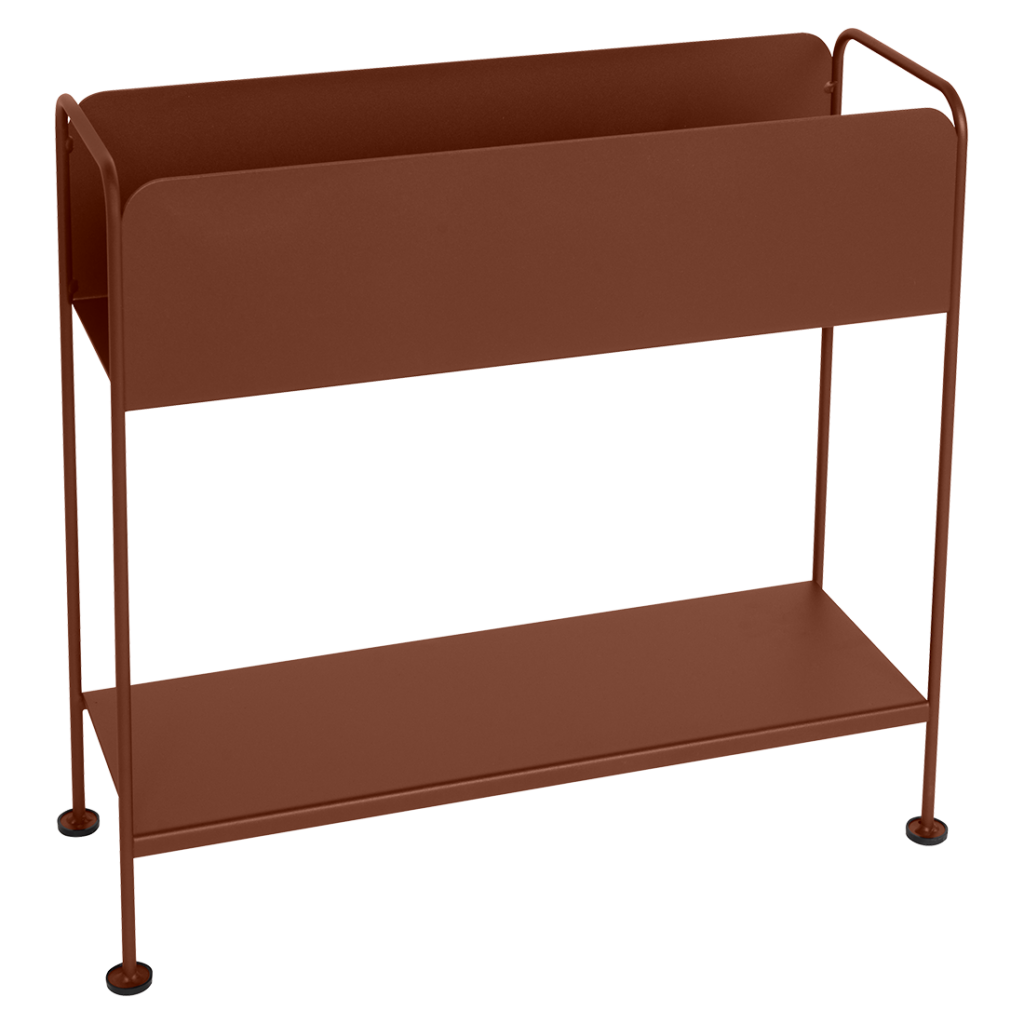 Une étagère en métal marron composée de deux tablettes, idéale pour exposer vos cache-pots préférés et apporter une touche d'élégance à n'importe quelle pièce.