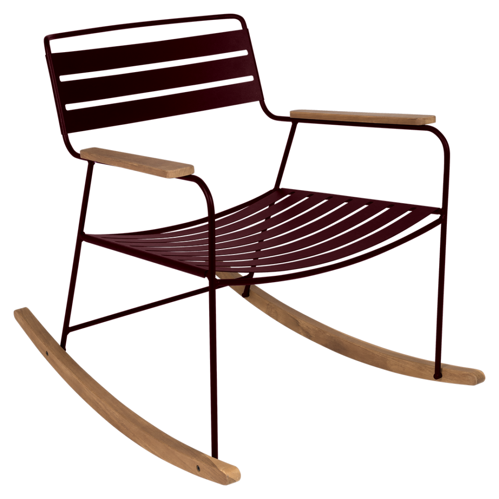 Un surprenant rocking chair avec une assise en bois, de couleur bordeaux.