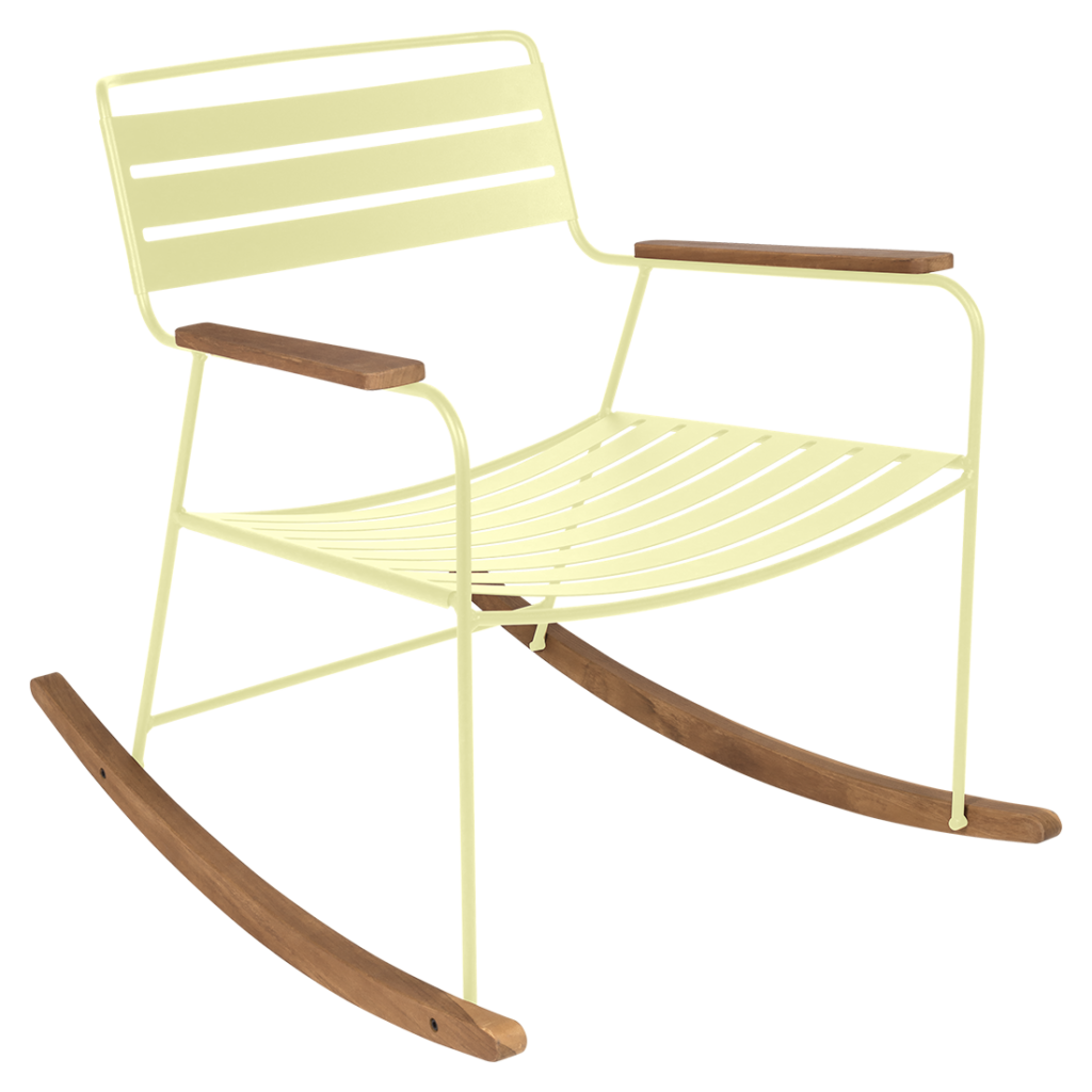 Une chaise à bascule surprenante avec une assise en bois et une structure en métal.