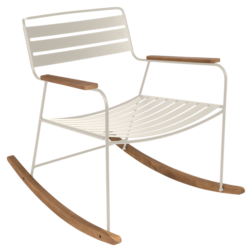 Une chaise à bascule blanche avec un cadre en bois.