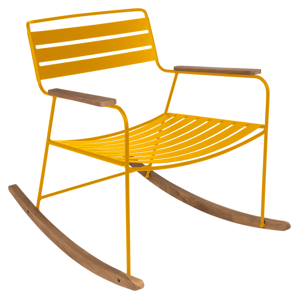 Un surprenant rocking chair jaune sur fond blanc.