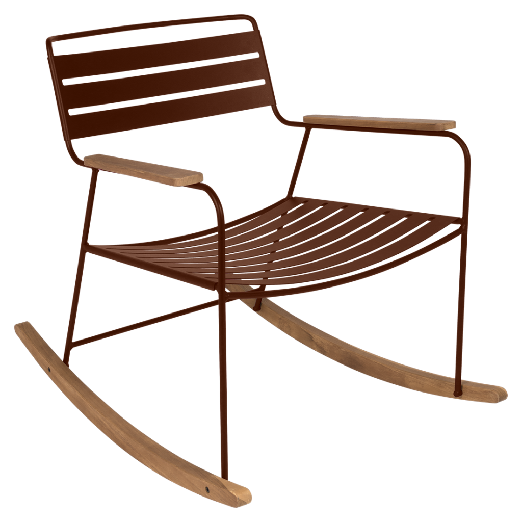 Un surprenant rocking chair avec une assise en bois.