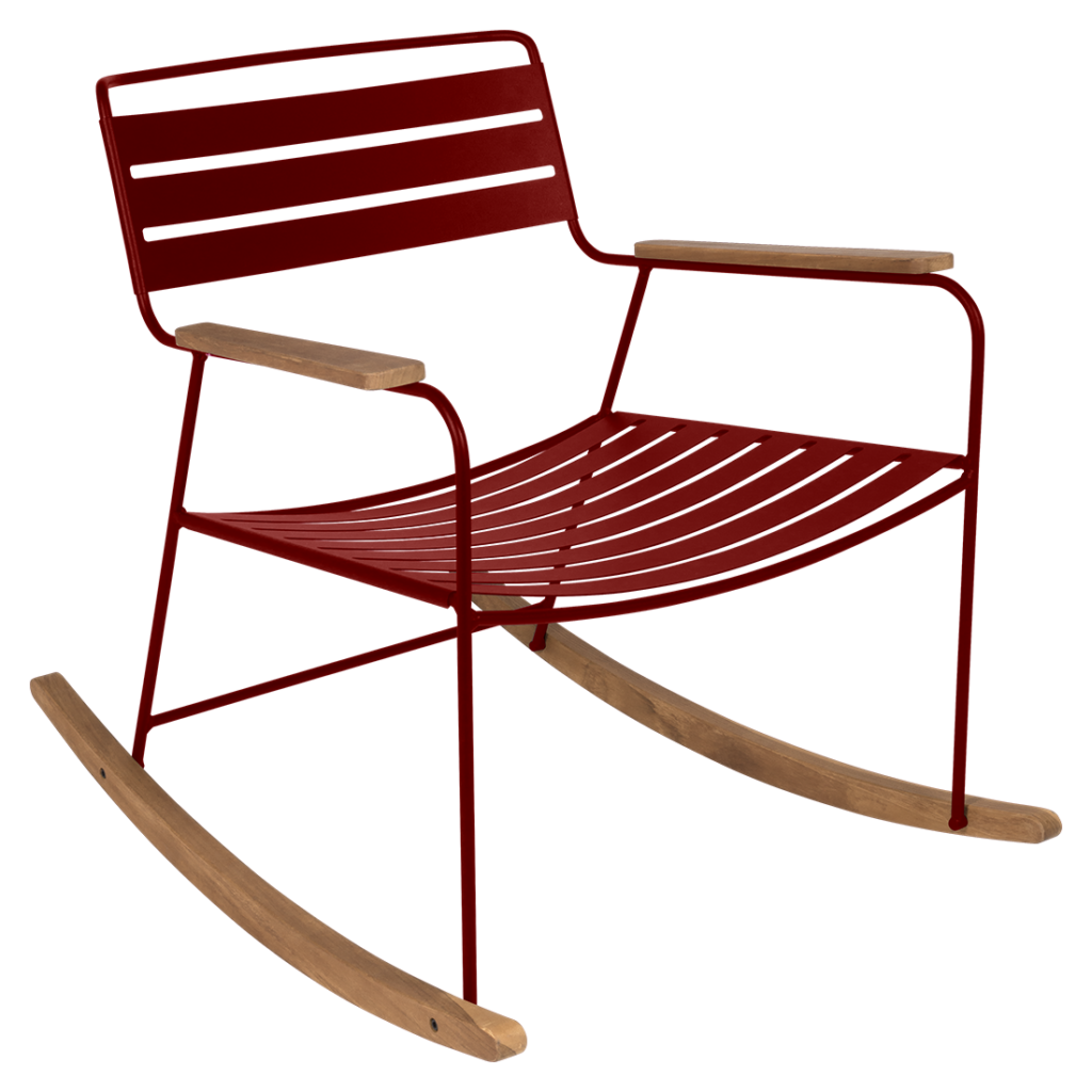 Un surprenant rocking chair rouge sur fond blanc.