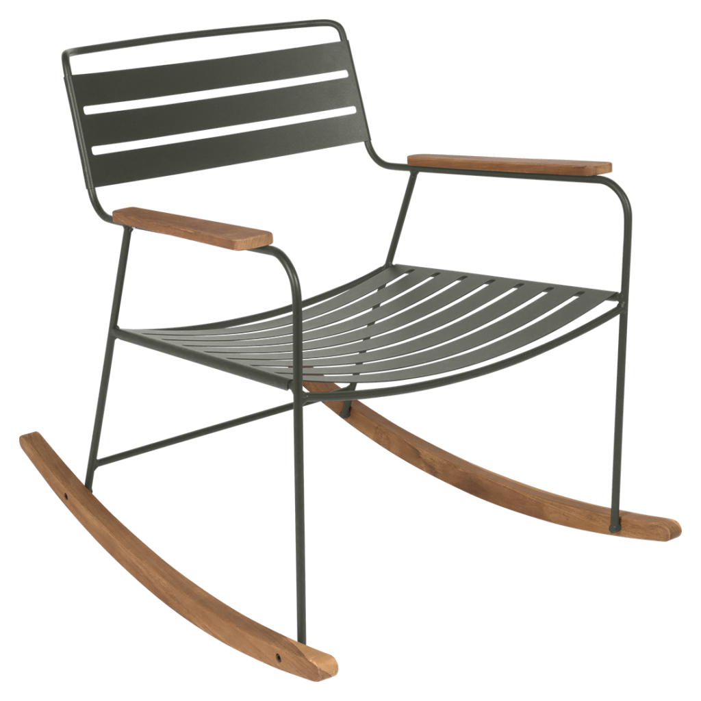 Un surprenant rocking chair avec une structure en bois.
