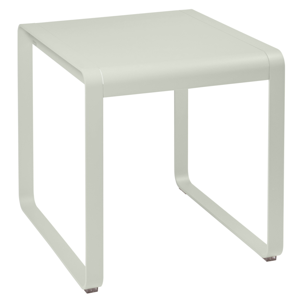 Une Table Bellevie, table d'appoint Gris Lapilli sur fond blanc.