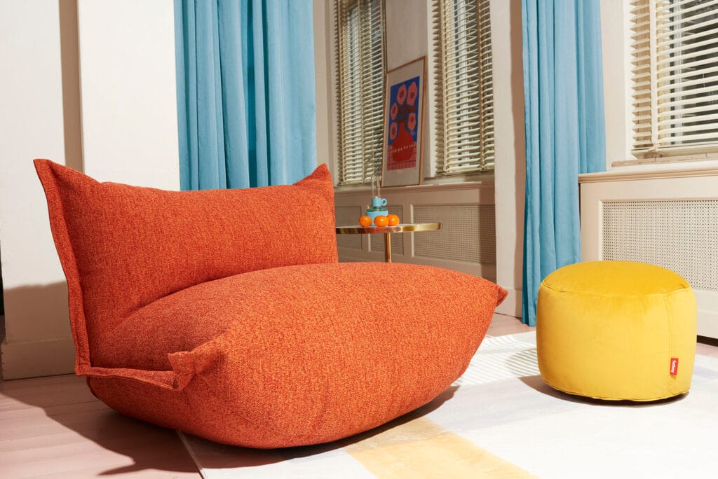 Un fauteuil poire et un pouf BonBaron Mingle dans une pièce.